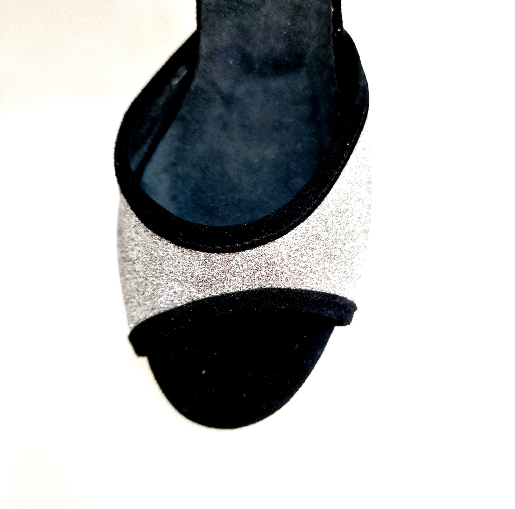 Sandali in camoscio nero e glitter argento Wish Dance con tacco basso a rocchetto smaltato nero, modello Wendy/Bo F.533.