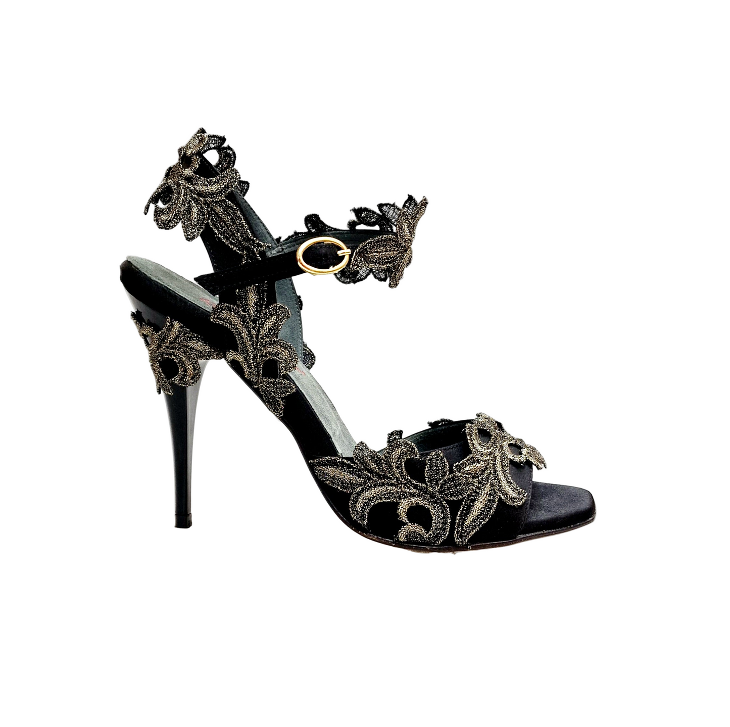 Sandalo donna Wish Dance PZ F.626 in raso nero con applicazione di pizzo macramé, tacco a spillo sottile e finitura smaltata.