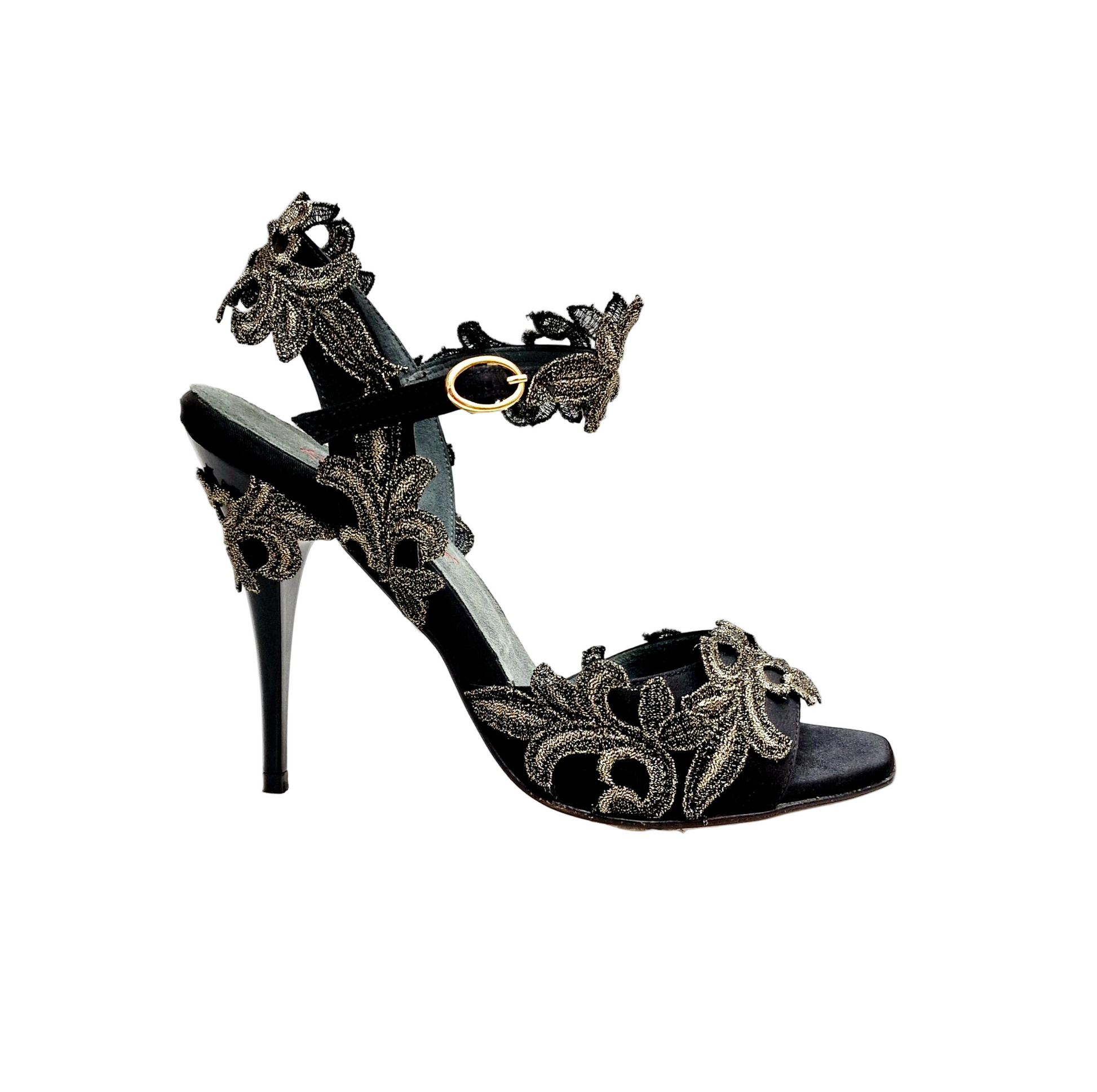 Sandalo donna Wish Dance PZ F.626 in raso nero con applicazione di pizzo macramé, tacco a spillo sottile e finitura smaltata.