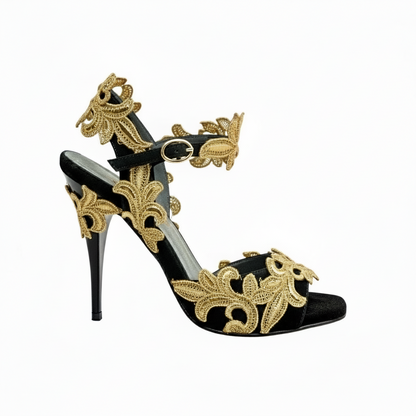 Sandalo donna Wish Dance PZ F.626 in raso nero con applicazione di pizzo macramé, tacco a spillo sottile e finitura smaltata nera.