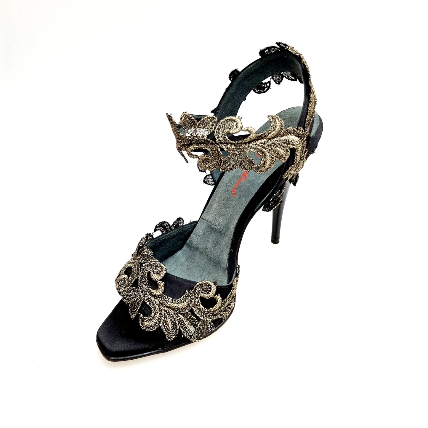 Sandalo da donna Wish Dance Shop NURYA PZ F.626 in raso seta nera con applicazione di pizzo macramé e tacco a spillo nero.