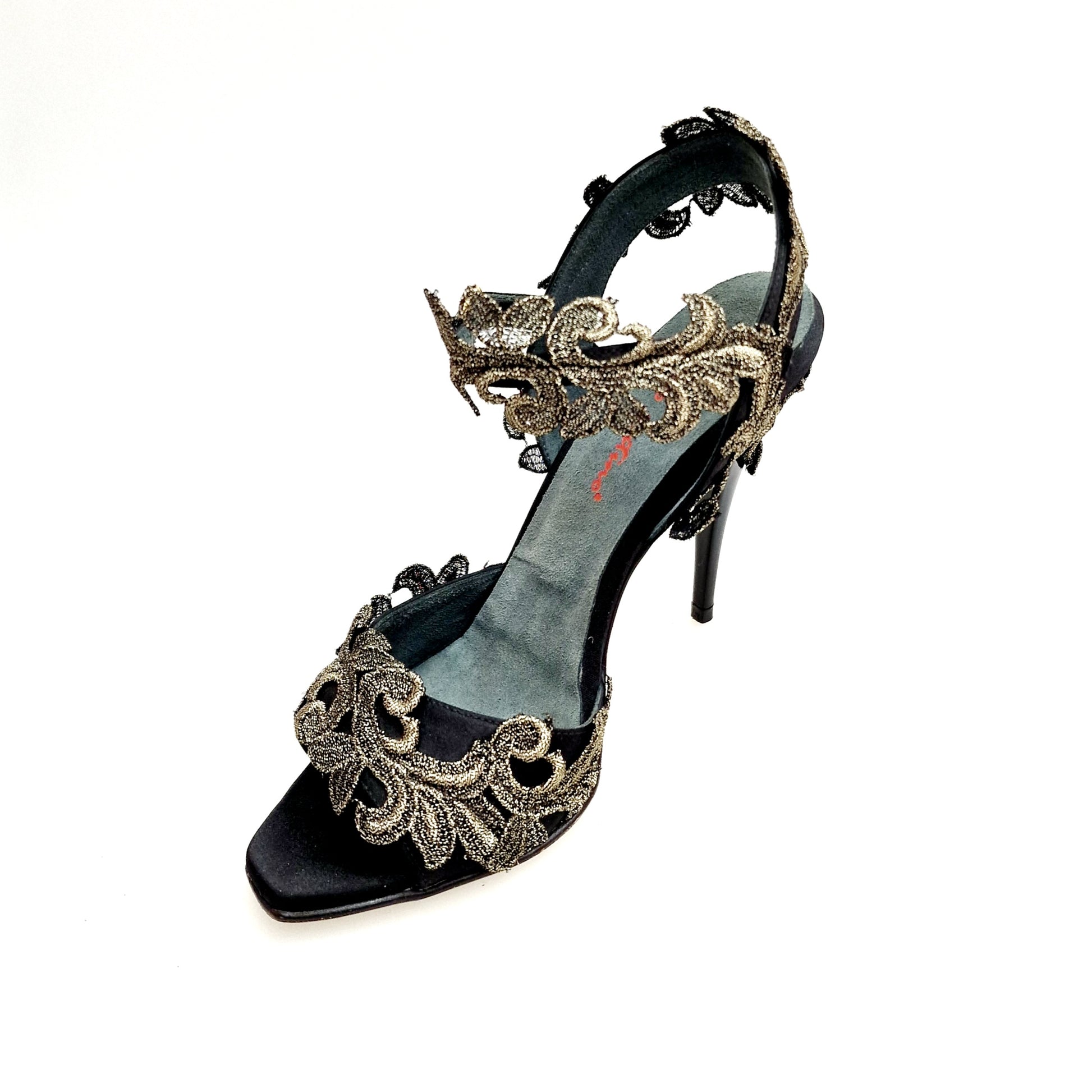 Sandalo da donna Wish Dance Shop NURYA PZ F.626 in raso seta nera con applicazione di pizzo macramé e tacco a spillo nero.