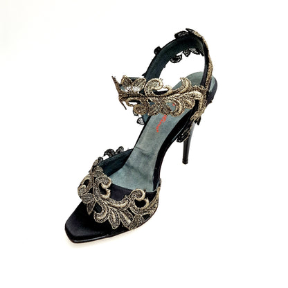 Sandalo da donna Wish Dance Shop NURYA PZ F.626 in raso seta nera con applicazione di pizzo macramé e tacco a spillo nero.