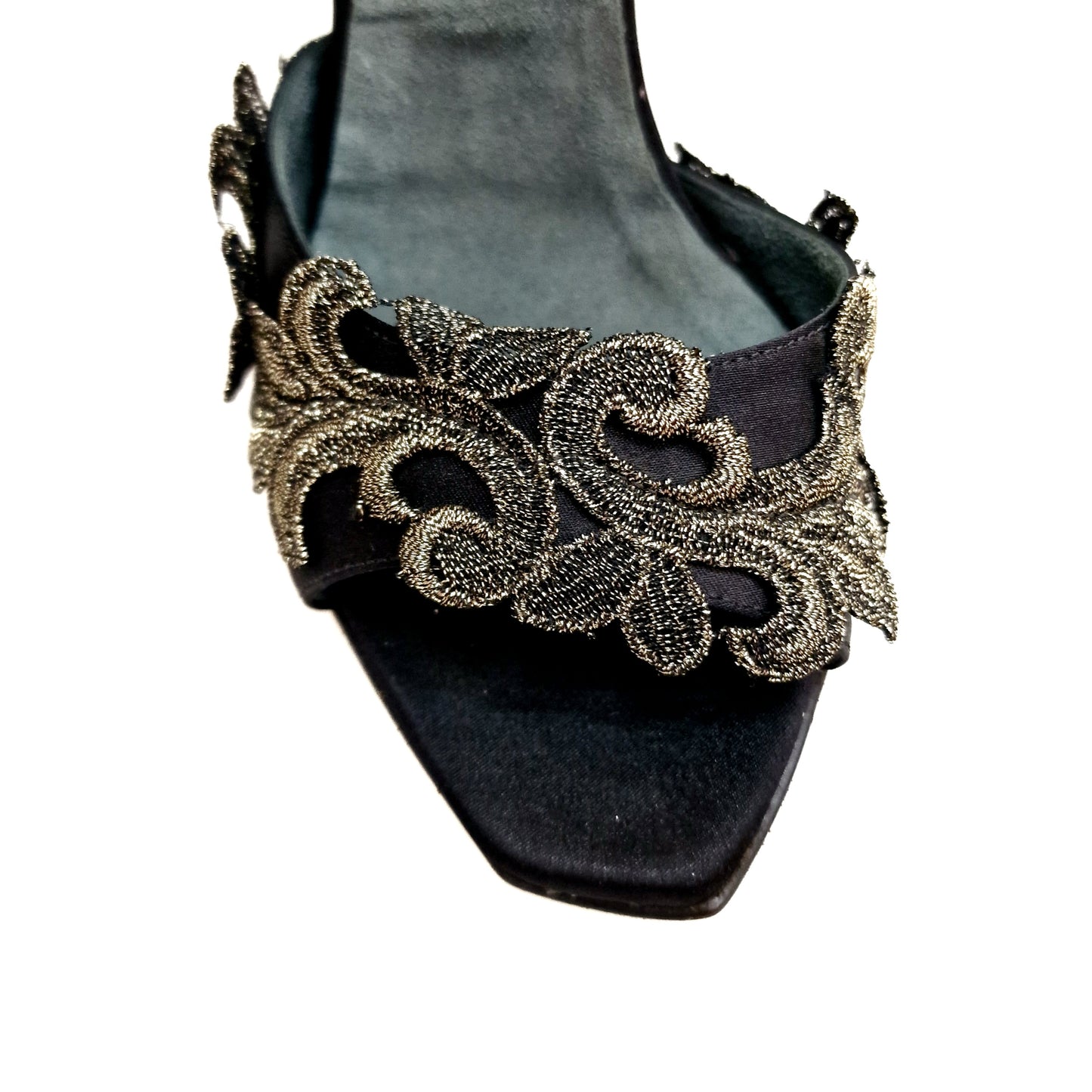 Sandalo da donna Wish Dance PZ F.626 in raso di seta nera con applicazione di pizzo macramé e tacco a spillo sottile.