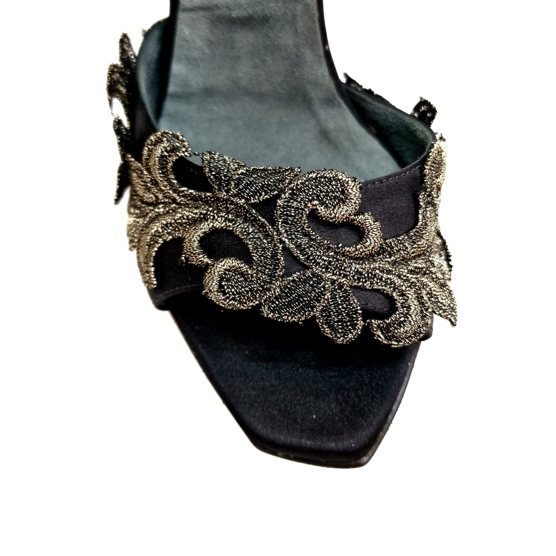 Sandalo da donna Wish Dance PZ F.626 in raso di seta nera con applicazione di pizzo macramé e tacco a spillo sottile.