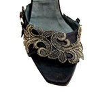 Carica immagine nella Galleria, Sandalo da donna Wish Dance PZ F.626 in raso di seta nera con applicazione di pizzo macramé e tacco a spillo sottile.
