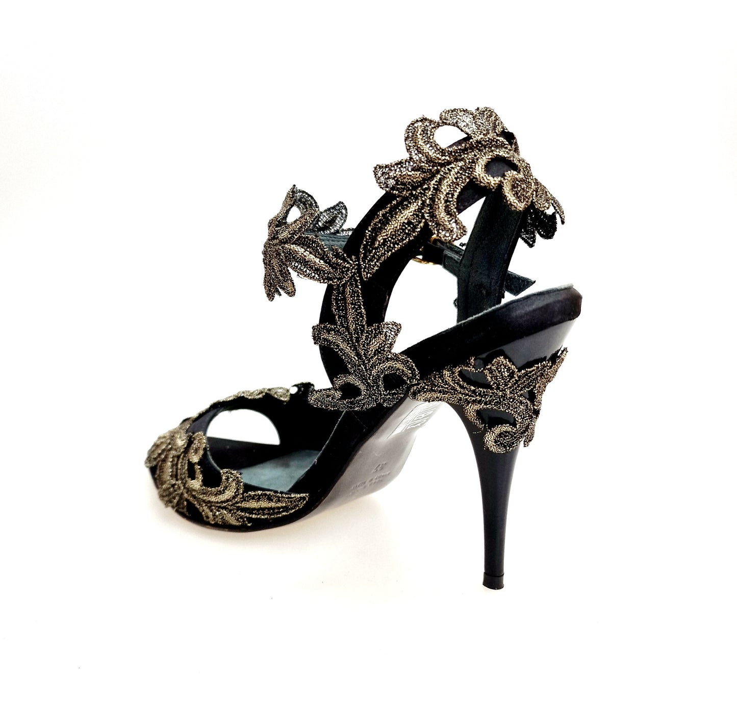 Sandalo da donna Wish Dance NURYA PZ F.626 in raso nero con applicazione di pizzo macramé e tacco a spillo sottile.