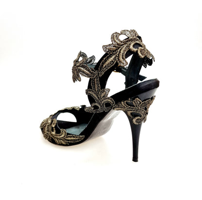 Sandalo da donna Wish Dance NURYA PZ F.626 in raso nero con applicazione di pizzo macramé e tacco a spillo sottile.