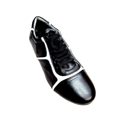 Sneaker Antony 115 Wish Dance Shop, scarpa da uomo in pelle nera con inserti in vernice bianca, vista frontale.