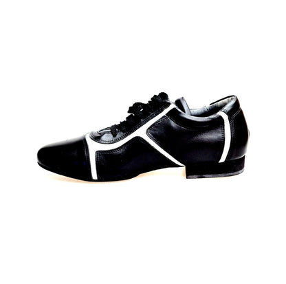 Sneaker Antony 115 da uomo di Wish Dance Shop, scarpa in pelle nera con inserti in vernice bianca, vista frontale.