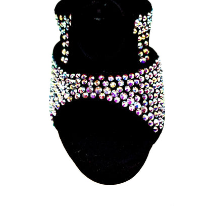 Sandalo a tronchetto Olimpya One in camoscio nero con Swarovski Boreali, plateau e tacco alto a spillo largo, stile elegante.