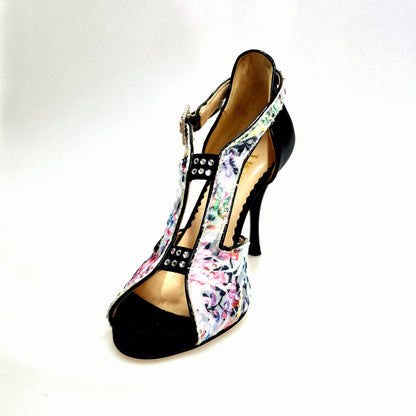 Sandalo in tela acquarello con disegno floreale a rilievo, tallone in lurex nero e tacco a spillo, modello 1557H Outlet.