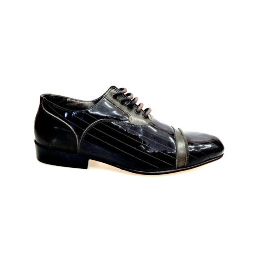 Scarpa da uomo Movida by WISH DANCE in pelle e vernice nera con tacco in legno, stile elegante e moderno.