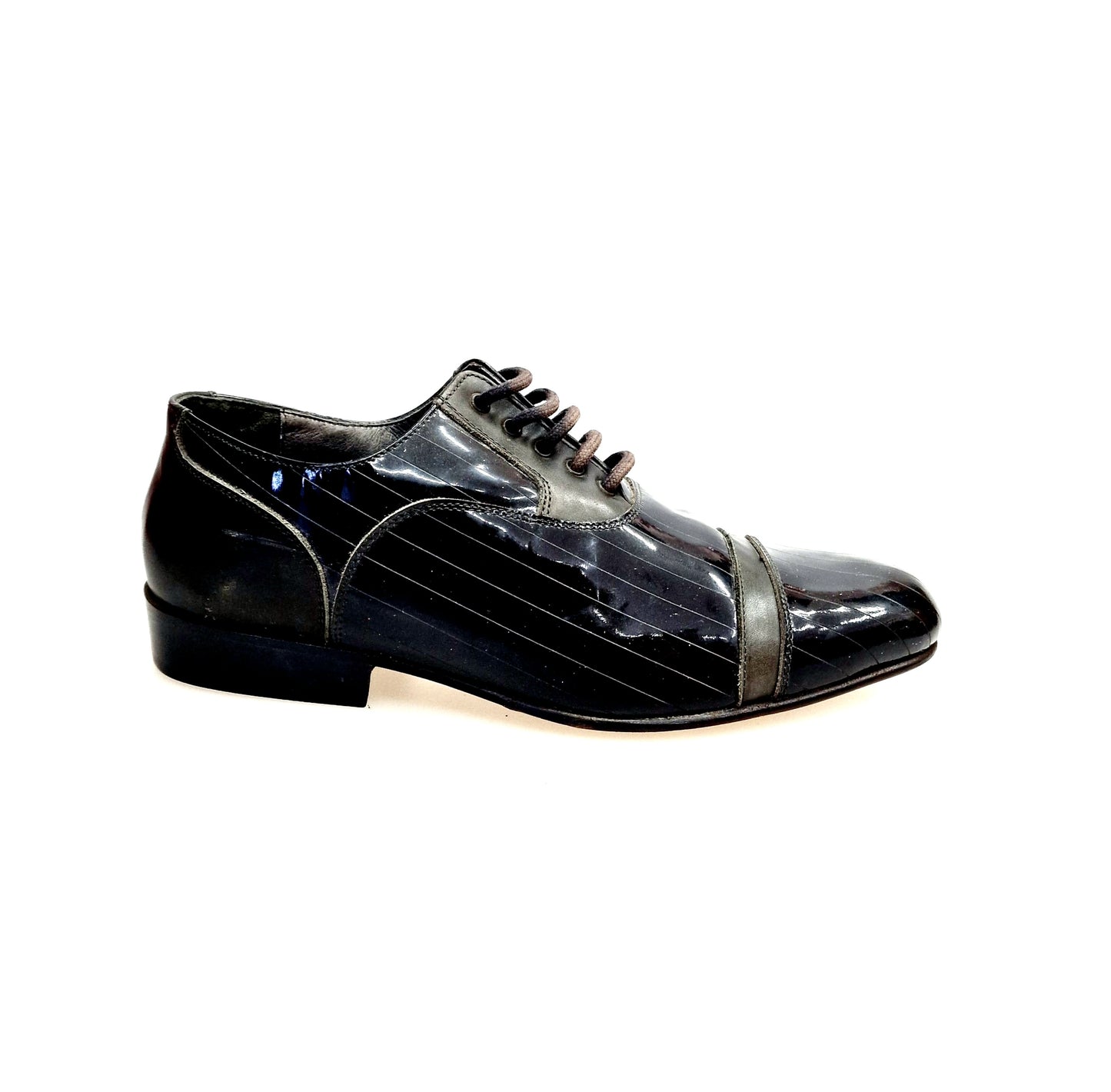 Scarpa da uomo Movida by WISH DANCE in pelle e vernice nera con tacco in legno, stile elegante e moderno.
