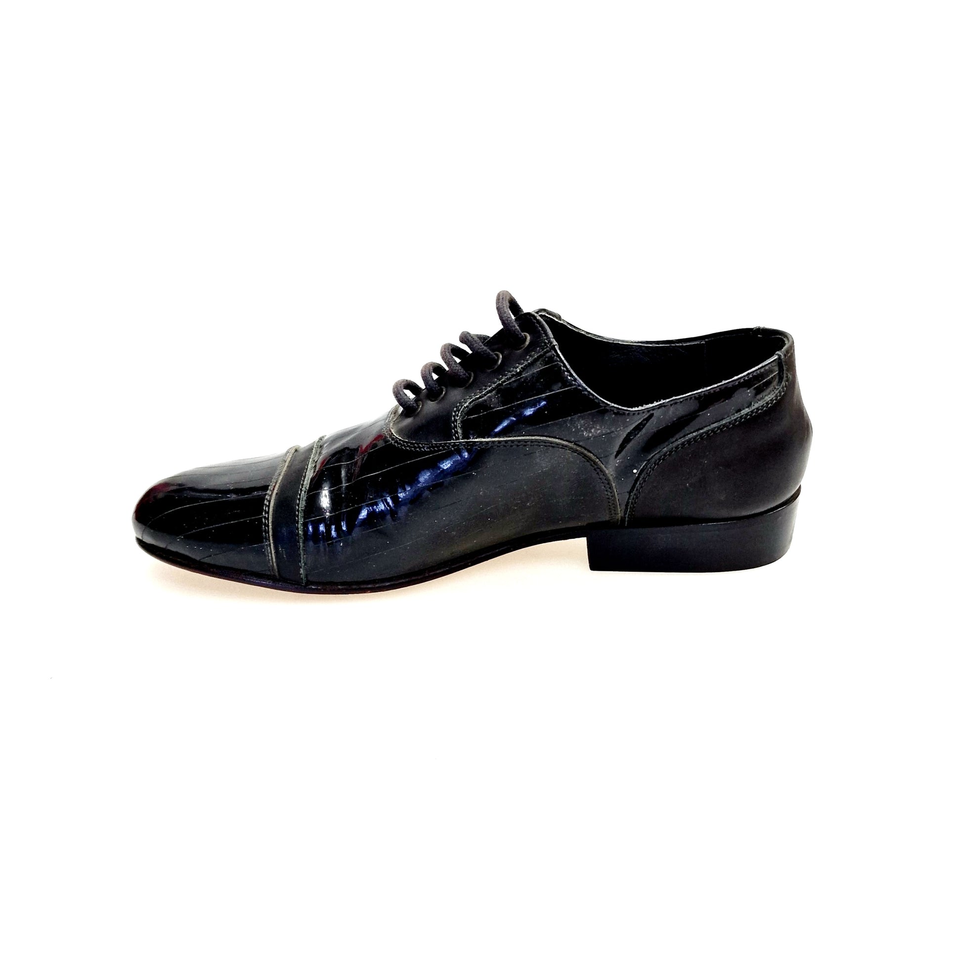 Scarpa uomo BRAD Movida by WISH DANCE in pelle e vernice nera con tacco in legno, stile elegante e moderno.