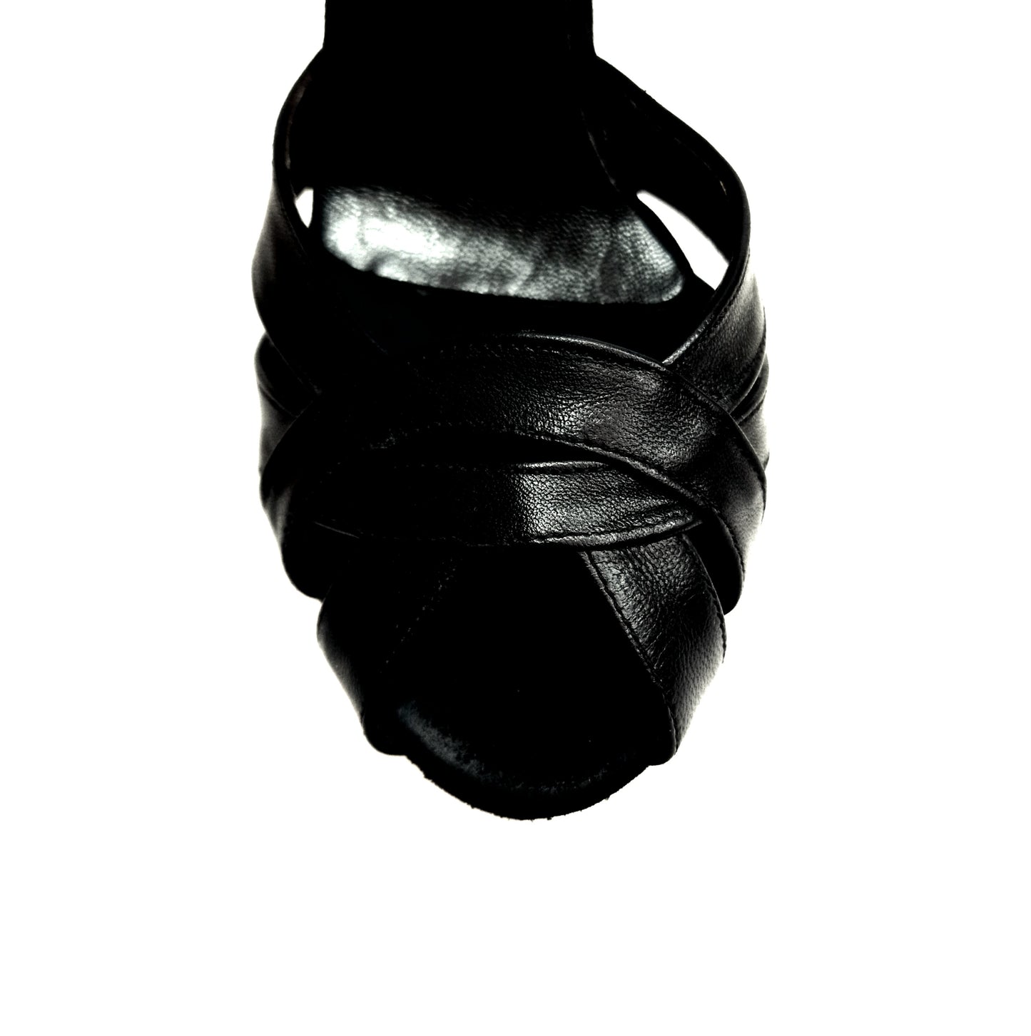 Scarpa da donna in pelle nera OndaVB con tacco a spillo largo, modello elegante e alla moda, vista frontale.