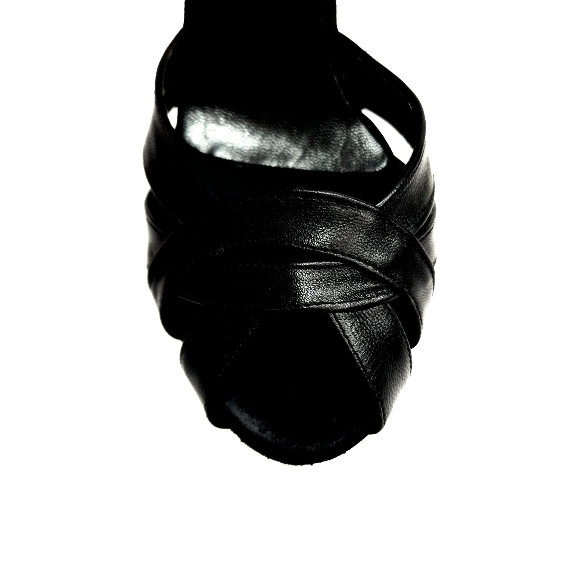 Scarpa da donna in pelle nera OndaVB con tacco a spillo largo, modello elegante e alla moda, vista frontale.