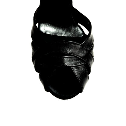 Scarpa da donna in pelle nera OndaVB con tacco a spillo largo, modello elegante e alla moda, vista frontale.