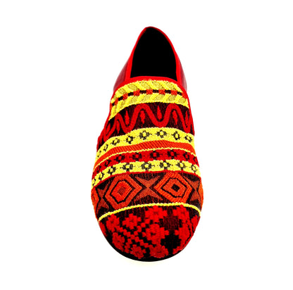 Mocassino uomo Mexican MS21 in tessuto fantasia con tallone in pelle rossa e tacco in legno, stile tradizionale messicano.
