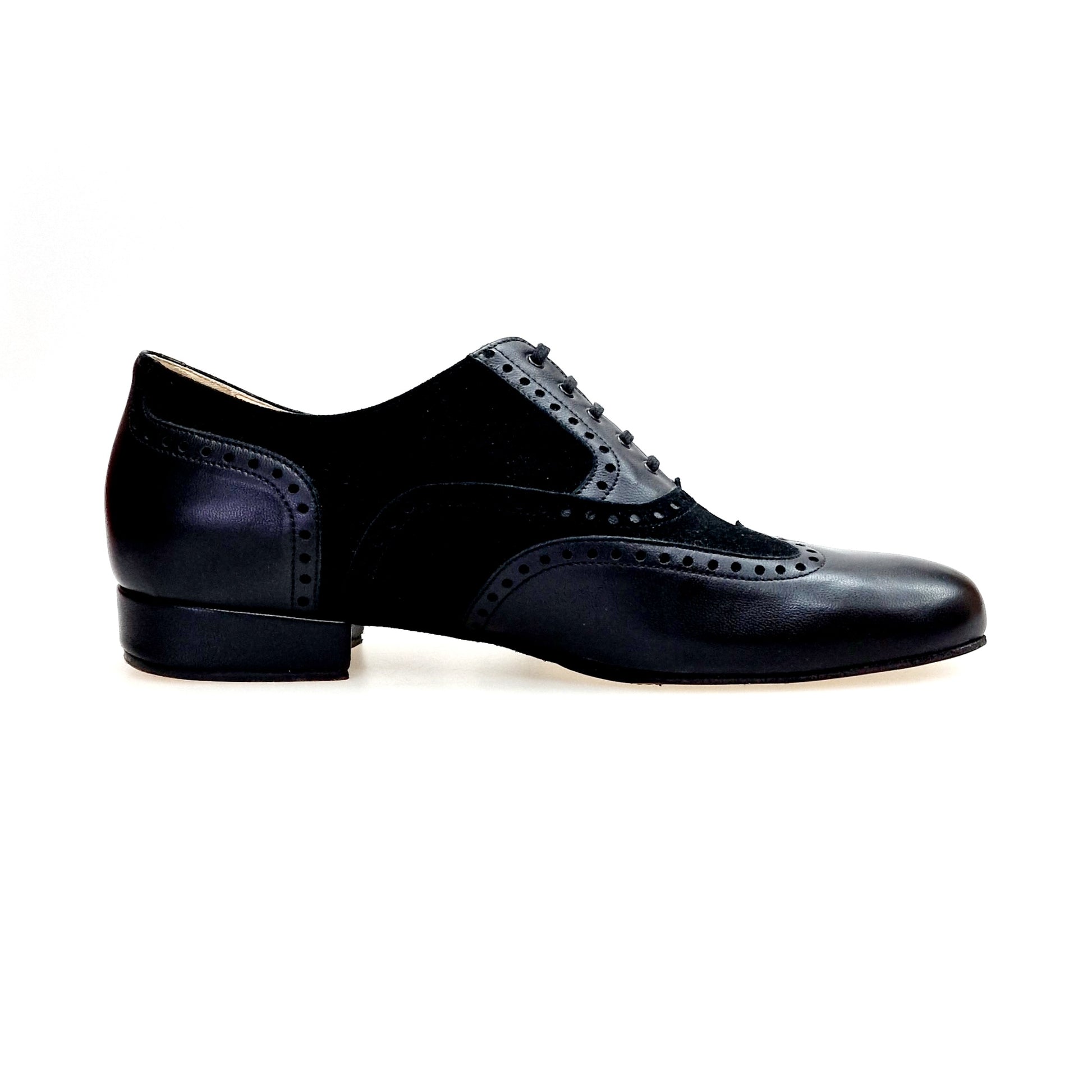 Scarpe stringate Adolfo Chicago Forata in pelle nera e camoscio nero, con suola divisa e profili forati, modello Oxford.