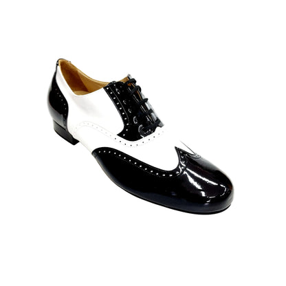 Scarpe stringate ADOLFO 811F Chicago Forata in vernice nera e bianca, stile Oxford con profili forati e coda di rondine.