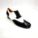 Load image into Gallery viewer, ADOLFO (811F Chicago Forata) - Stringata a Coda di Rondine Mod. Oxford Profili Forati in Vernice Nera e Vernice Bianca
