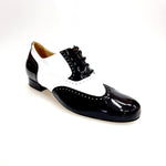 Load image into Gallery viewer, ADOLFO (811F Chicago Forata) - Stringata a Coda di Rondine Mod. Oxford Profili Forati in Vernice Nera e Vernice Bianca
