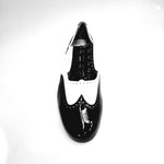 Load image into Gallery viewer, ADOLFO (811F Chicago Forata) - Stringata a Coda di Rondine Mod. Oxford Profili Forati in Vernice Nera e Vernice Bianca
