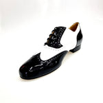 Load image into Gallery viewer, ADOLFO (811F Chicago Forata) - Stringata a Coda di Rondine Mod. Oxford Profili Forati in Vernice Nera e Vernice Bianca
