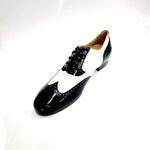 Load image into Gallery viewer, ADOLFO (811F Chicago Forata) - Stringata a Coda di Rondine Mod. Oxford Profili Forati in Vernice Nera e Vernice Bianca
