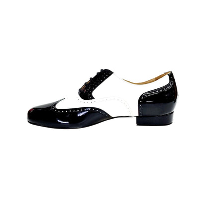 Scarpe stringate Oxford Adolfo 811F Chicago Forata in vernice nera e bianca, con profili forati e coda di rondine.