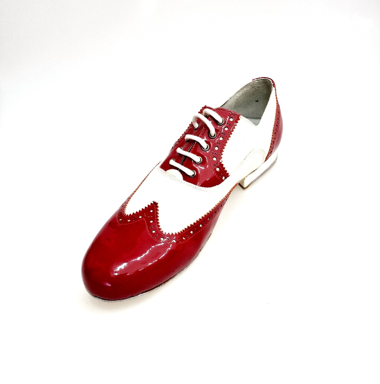 Scarpa da uomo Samuel Movida Wish Dance con vernice rossa e bianca, coda di rondine tonda, su pavimento chiaro.