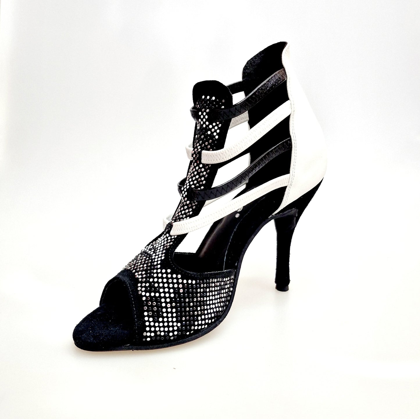 Sandalo da donna Viper Black/White in camoscio nero con borchiette bianche, tacco a spillo rivestito in pelle bianca e dettagli elastici