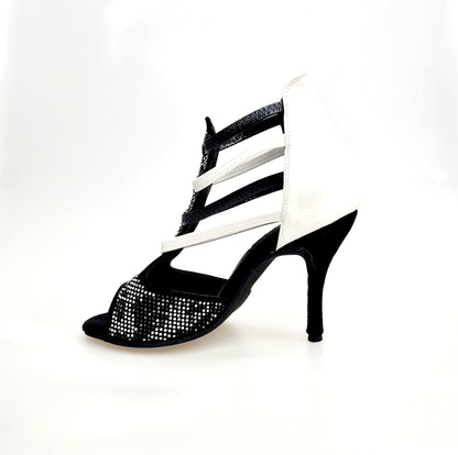 Sandalo da donna Wish Dance Shop Viper Black/White in camoscio nero con borchiette bianche, tacco a spillo rivestito in pelle bianca.