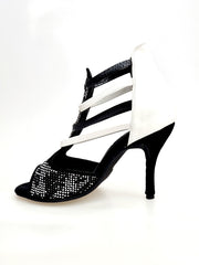 Carica immagine nella Galleria, Viper Black/White (460PW) - Sandalo da Donna in Camoscio Nero Livrea Vipera con borchiette bianche e Grigio Specchio Tallone in Pelle Bianca Elastici in Pelle sia Bianchi che Neri con Tacco a Spillo Rivestito Pelle Bianca
