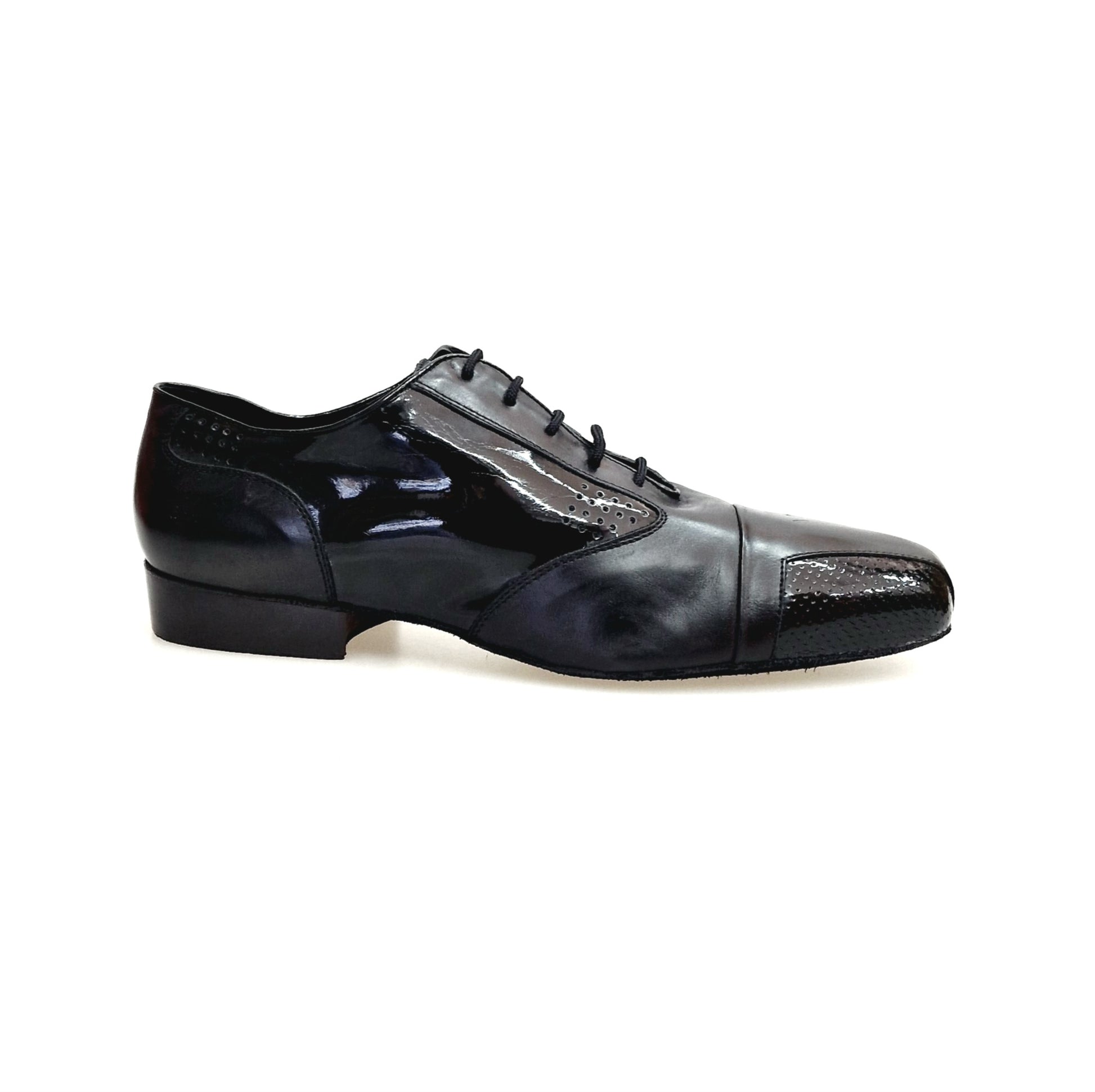 Scarpa da uomo Milo di Wish Dance in morbida pelle nera e vernice con punta squadrata, perfetta per look eleganti e moderni.