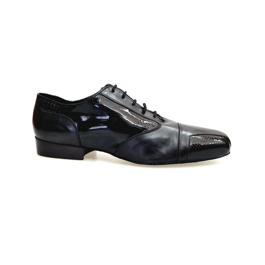 Scarpa da uomo Milo di Wish Dance in morbida pelle nera e vernice con punta squadrata, perfetta per look eleganti e moderni.
