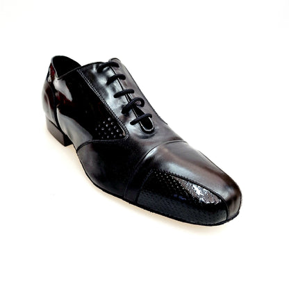 Scarpa da uomo Milo Wish Dance in morbida pelle nera e vernice nera, punta squadrata, stile elegante e moderno.