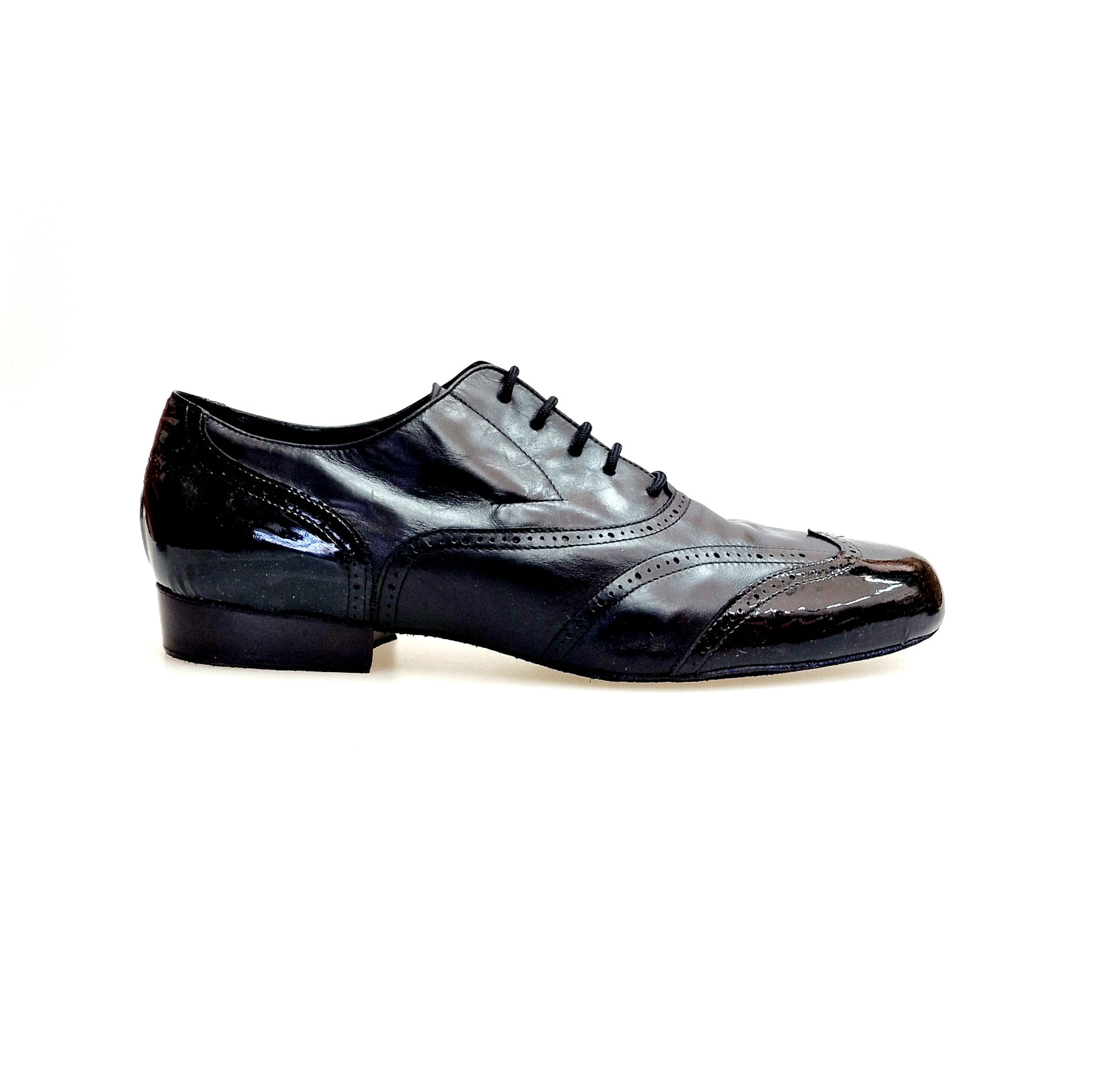 Scarpa in morbida pelle nera e vernice nera Wish Dance MOMO con punta tonda a coda di rondine, stile elegante e sofisticato