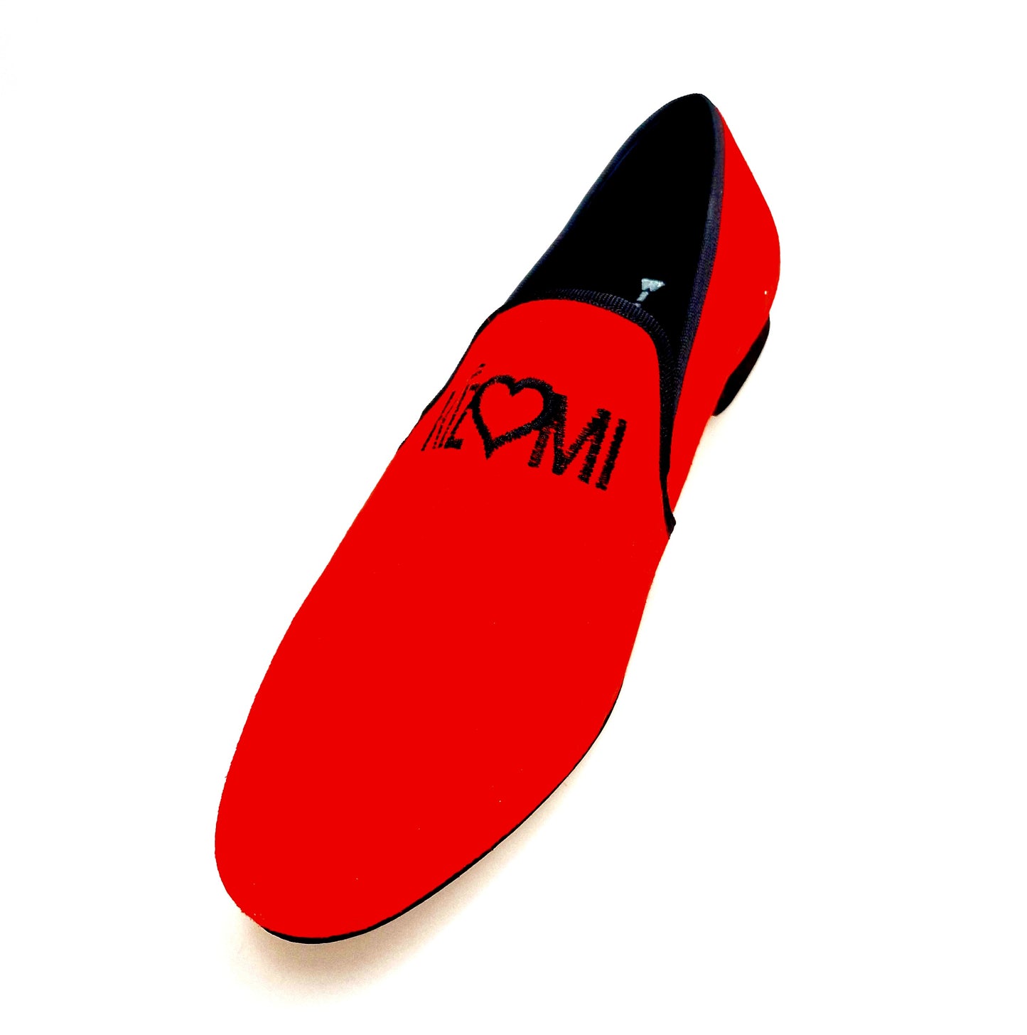Mocassino Venturi MS21 KIZMI in camoscio rosso bordo nero con ricamo, forma lunga, su sfondo neutro.