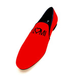 Carica immagine nella Galleria, Mocassino Venturi MS21 KIZMI in camoscio rosso bordo nero con ricamo, forma lunga, su sfondo neutro.

