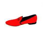 Carica immagine nella Galleria, Mocassino Venturi MS21 KIZMI in camoscio rosso bordo nero con ricamo, forma lunga, su sfondo neutro.
