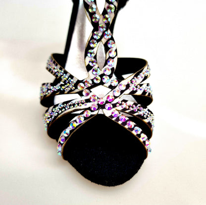 Scarpa da ballo ZEBRY Superb in raso seta zebrato con dettagli Swarovski e tacco a rocchetto, stile elegante e sofisticato.