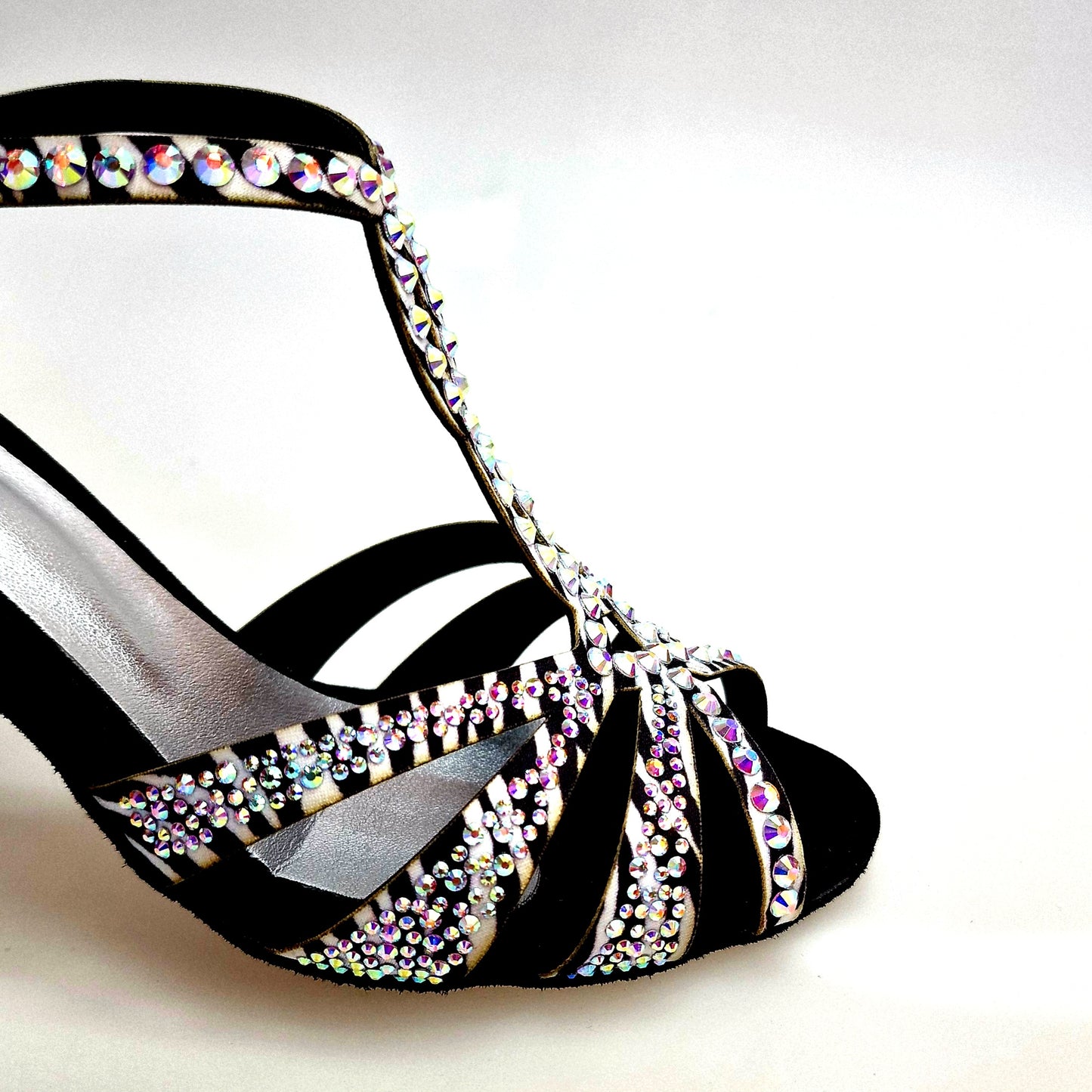 Scarpa da ballo ZEBRY Superb in raso seta zebrato con Swarovski e tacco a rocchetto, ideale per danze eleganti.