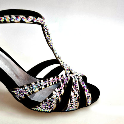 Scarpa da ballo ZEBRY Superb in raso seta zebrato con Swarovski e tacco a rocchetto, ideale per danze eleganti.