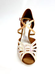 Carica immagine nella Galleria, DADA DIAMOND QC (L55) - SCARPA DA BALLO DA DONNA IN RASO SETA CARNE FLASH CON SWAROVSKI BOREALI CINTURINI INCROCIATI SUL COLLOPIEDE E TACCO A ROCCHETTO
