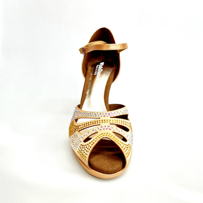 Scarpa da ballo Alexa LP4 in raso carne con Swarovski, tacco basso a spillo largo e plateau, desiderabile e elegante.