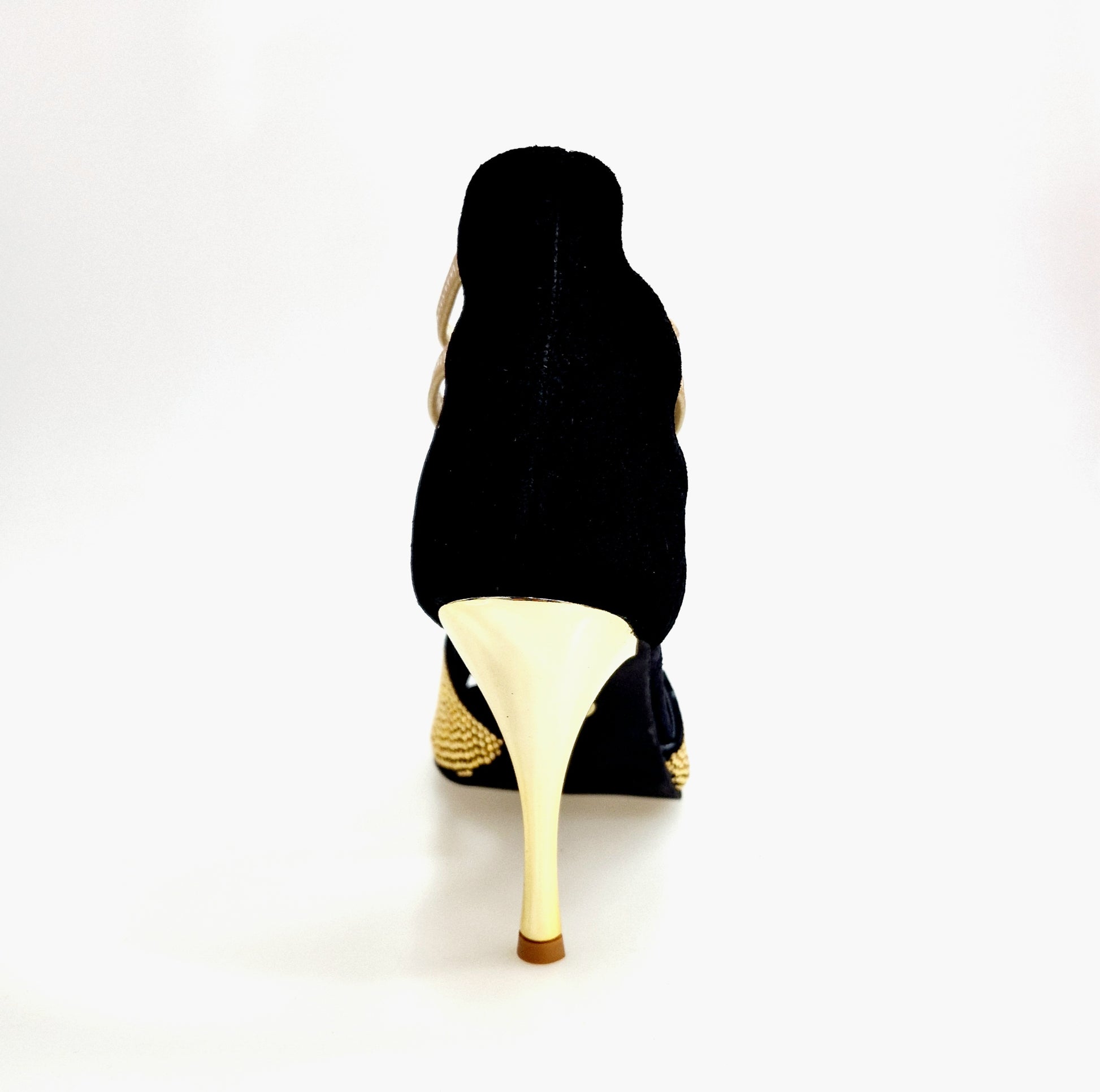 Sandalo donna Dora 460PW in camoscio nero con elastici oro, borchiette oro e tacco a spillo laminato oro.