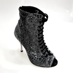 Load image into Gallery viewer, ALEXIS Silver Black (Art. 132) - Mezzo Stivaletto con Zip in Sunseet Canna di Fucile Tacco a Spillo in Alluminio Laminato Grigio canna di fucile
