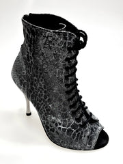 Carica immagine nella Galleria, ALEXIS Silver Black (Art. 132) - Mezzo Stivaletto con Zip in Sunseet Canna di Fucile Tacco a Spillo in Alluminio Laminato Grigio canna di fucile
